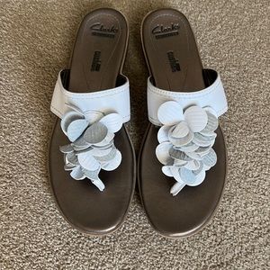 EUC Clarks white sandal